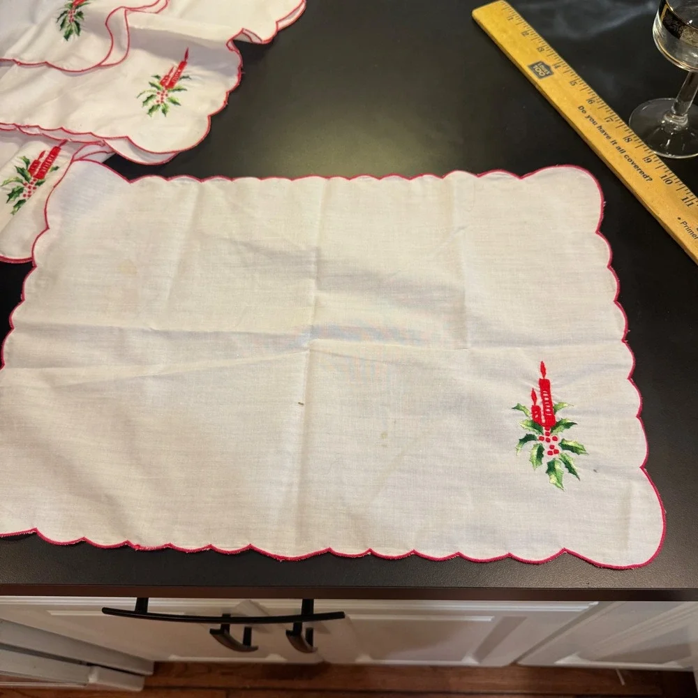 Vintage Christmas Placemats Set 4 White Red Scalloped Embroidered Candle Holly
